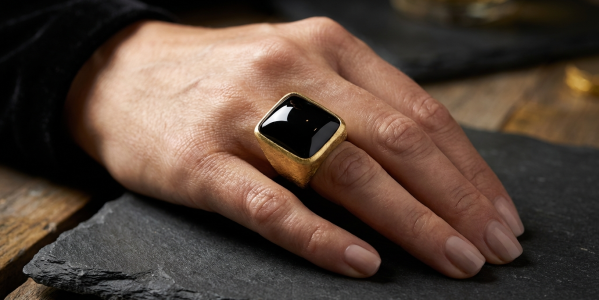 Onyks – kamień siły i równowagi. Jakie ma właściwości?